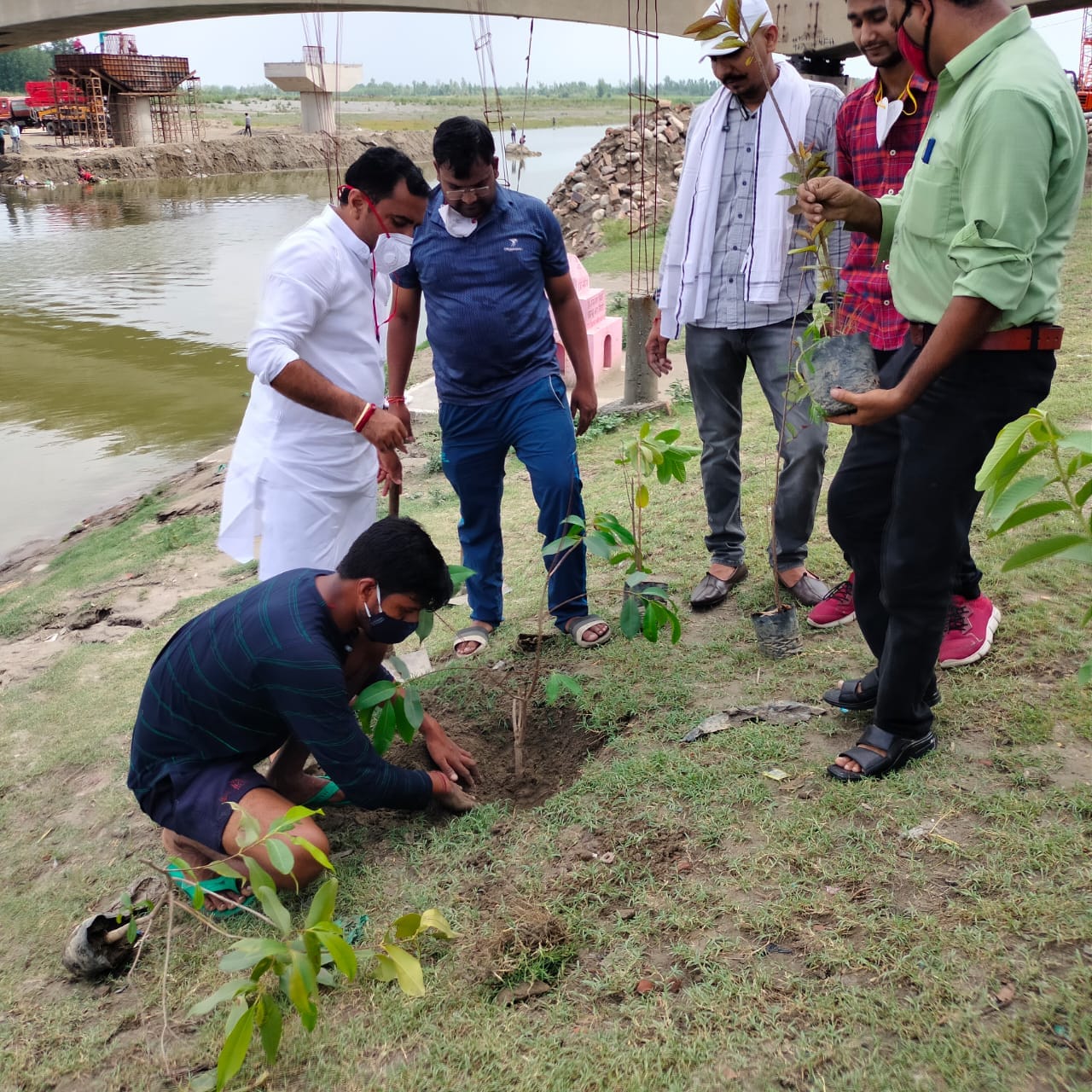 कैराना यमुना तट पर पर्यावरण दिवस के अवसर पर पौधारोपण करते जय हो एनिमल केयर ट्रस्ट के सदस्य।