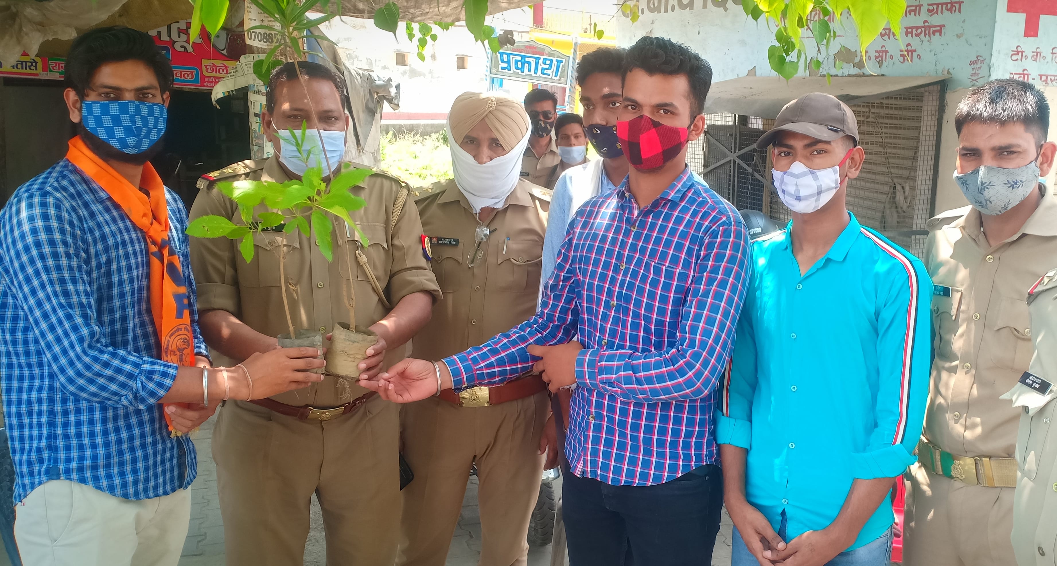 नगीना में थाना प्रभारी निरीक्षक को पौधे भेंट करते अभाविप कार्यकर्ता।