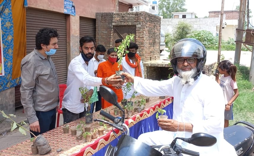्योहारा में पौधरोपण करते अभाविप कार्यकर्ता।