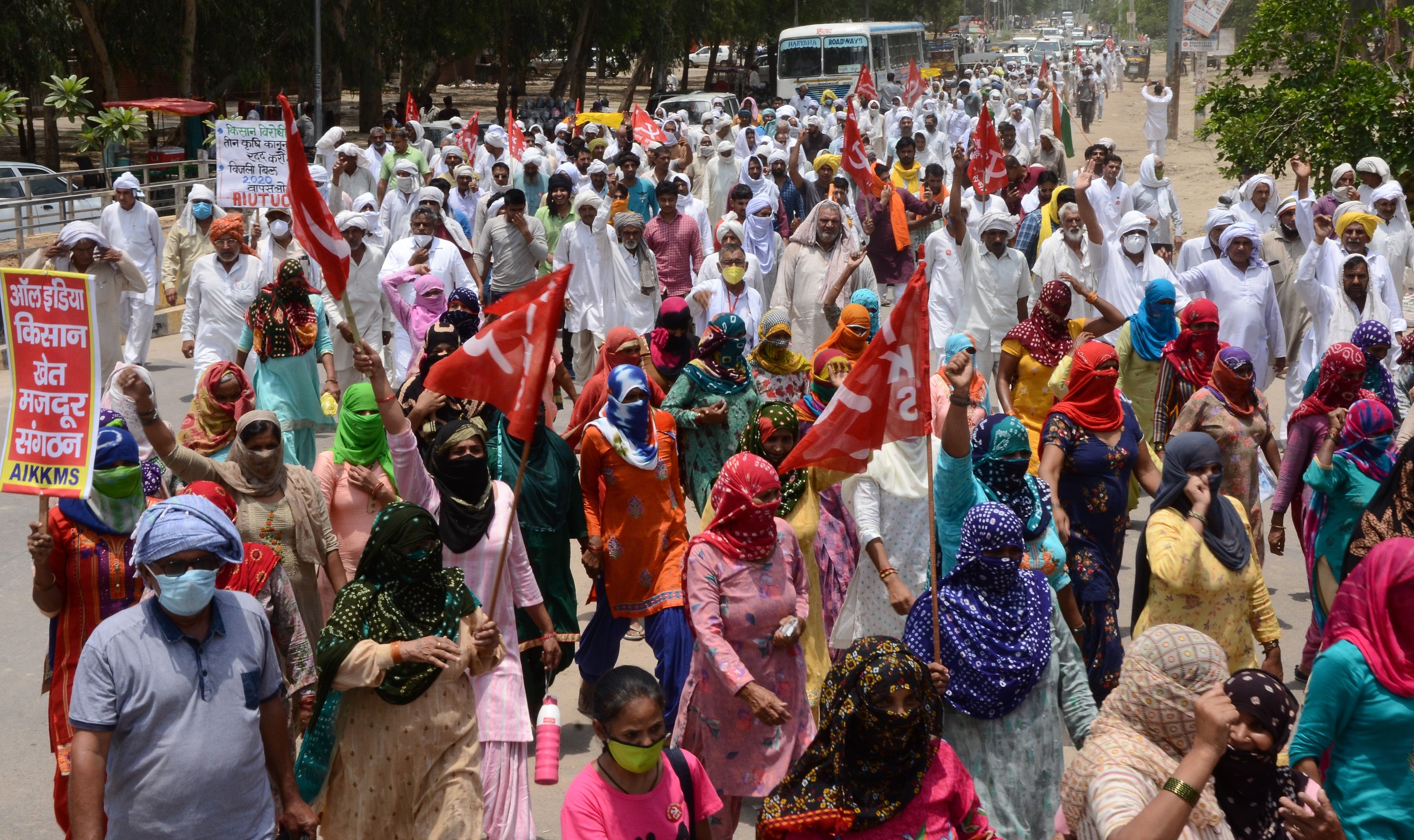 भाजपा सांसद व विधायक के आवास का घेराव करने जाते किसान। संवाद भाजपा सांसद व विधायक के आवास का घेराव करने जाते किसान। संवाद