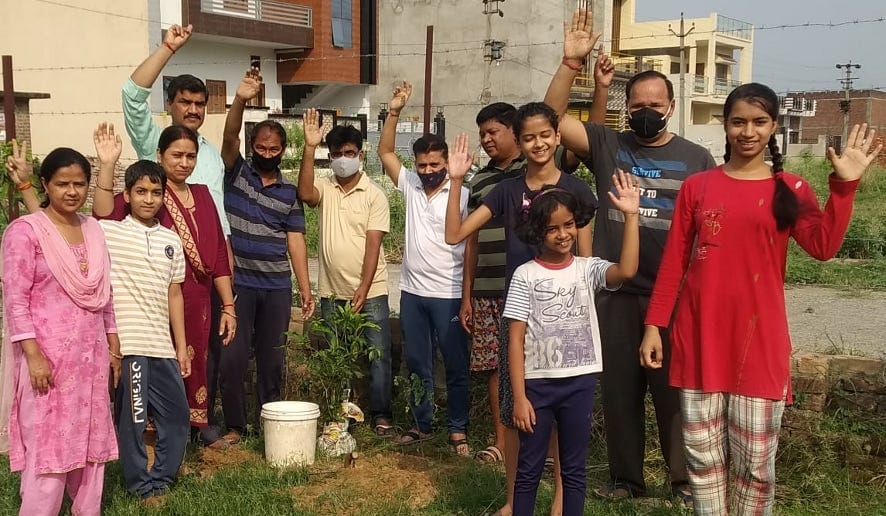 नजीबाबाद के सिद्घबली विहार कॉलोनी में पौधा रोपण का संकल्प लेते क्षेत्रवासी। नजीबाबाद के सिद्घबली विहार कॉलोनी में पौधा रोपण का संकल्प लेते क्षेत्रवासी।