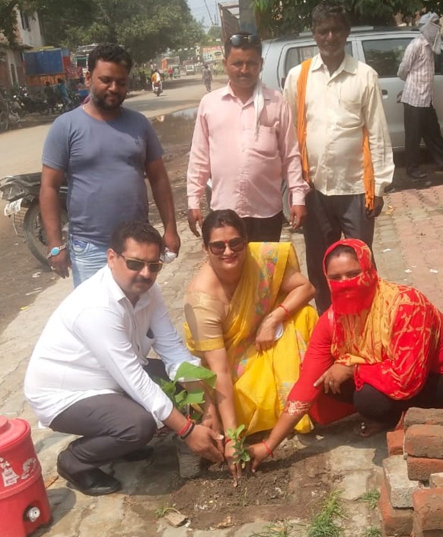 नजीबाबाद में पौध रोपित करतीं पूर्व जिला पंचायत सदस्य मोनिका चौधरी। नजीबाबाद में पौध रोपित करतीं पूर्व जिला पंचायत सदस्य मोनिका चौधरी।