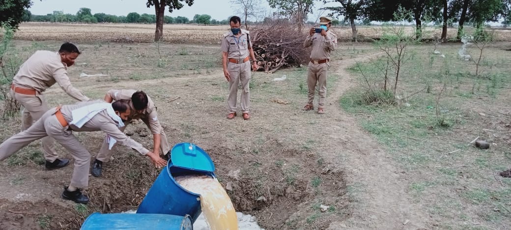 ग्राम एरावनी में अवैध शराब बनाने के लिए ड्रमों में भरा लहन नष्ट करती आबकारी व पुलिस टीम। ग्राम एरावनी में अवैध शराब बनाने के लिए ड्रमों में भरा लहन नष्ट करती आबकारी व पुलिस टीम।