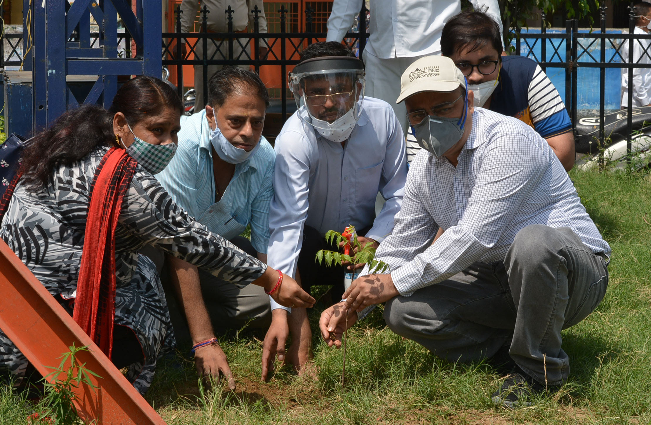 महावीर चौक पर पौधरोपण करते एडीएम व ट्रीस सस्था के पदाधिकारी। महावीर चौक पर पौधरोपण करते एडीएम व ट्रीस सस्था के पदाधिकारी।
