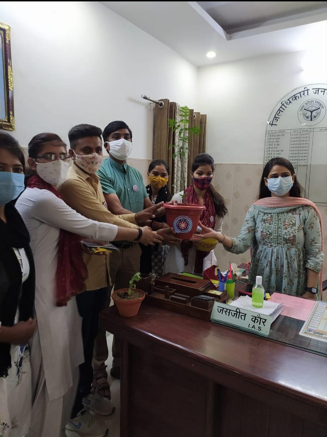 शामली में वीवीपीजी कालेज के स्वयंसेवक डीएम जसजीत कौर को  नीम का पौधा, मास्क तथा जीवो के पानी पीने क
