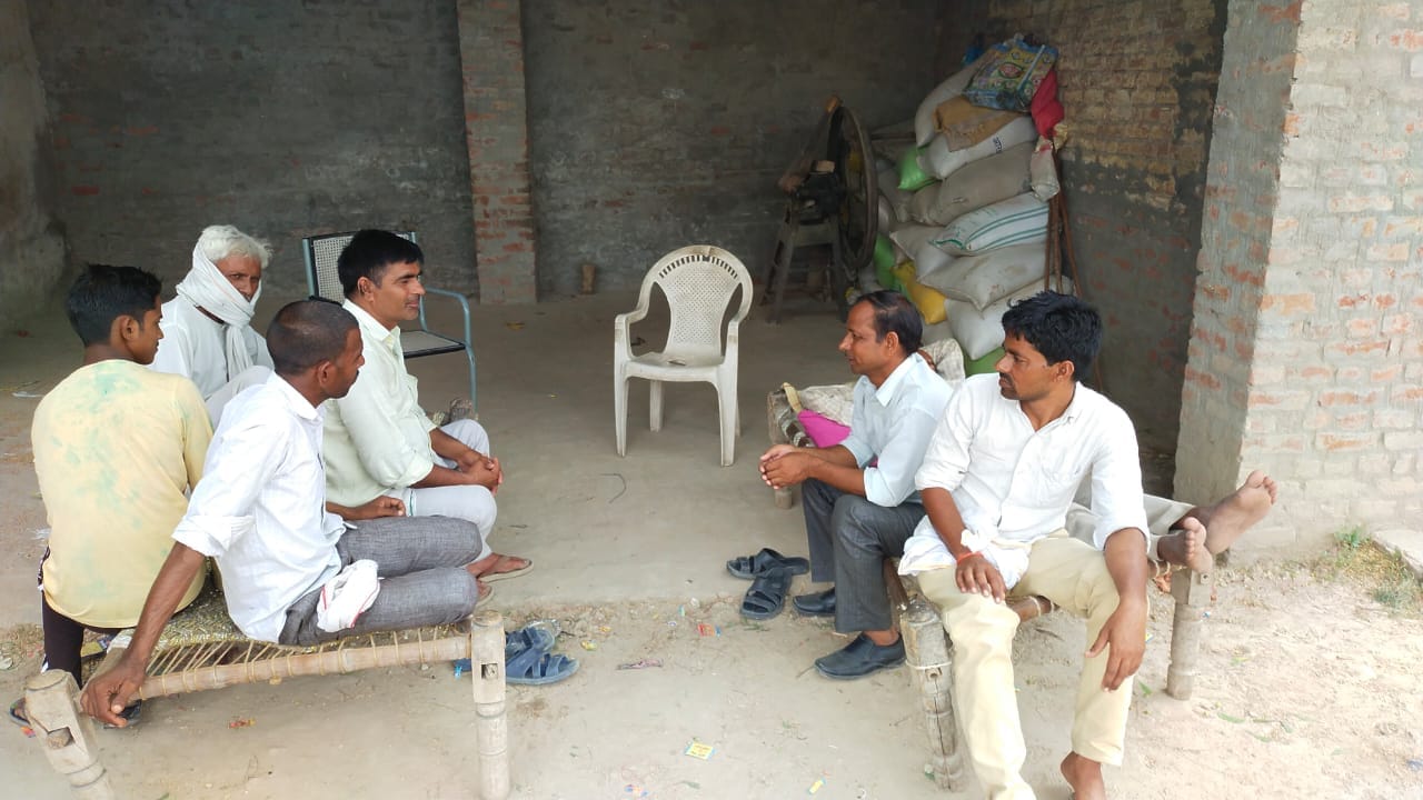 खरीद केंद्र पर गेहूं की रखवाली करते किसान।संवाद खरीद केंद्र पर गेहूं की रखवाली करते किसान।संवाद