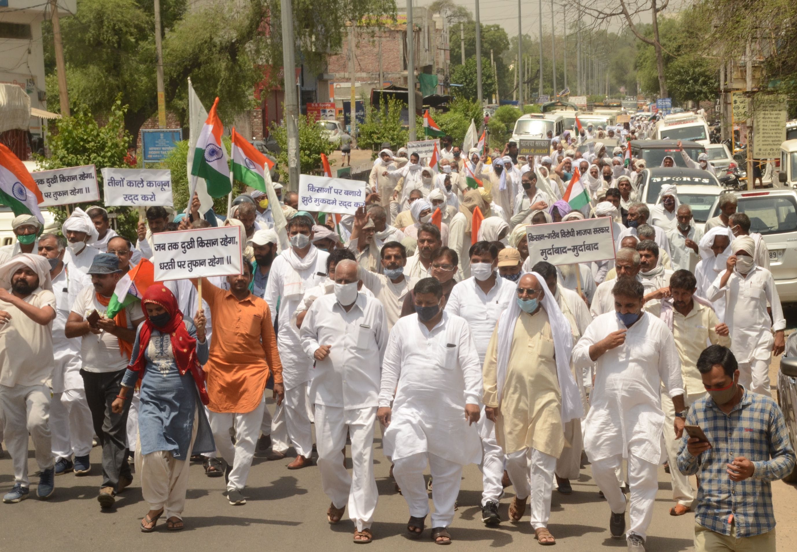    लोहारु रोड पर प्रदर्शन करते किसान।