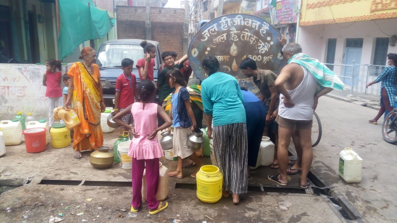नगर पंचायत द्वारा महरौनी में टेंकर से शुरू की पानी की सप्लाई नगर पंचायत द्वारा महरौनी में टेंकर से शुरू की पानी की सप्लाई