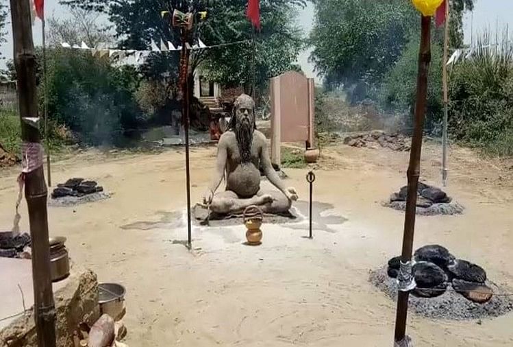 आश्रम में धूनी रमाकर बैठै साधु