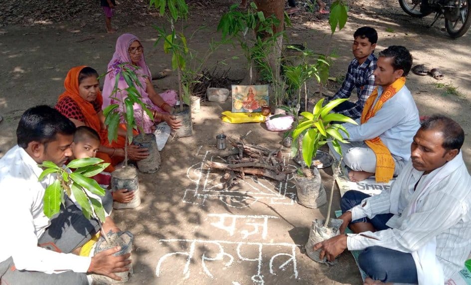 -पर्यावरण दिवस पर तरू पूजन करते गायत्री परिजन