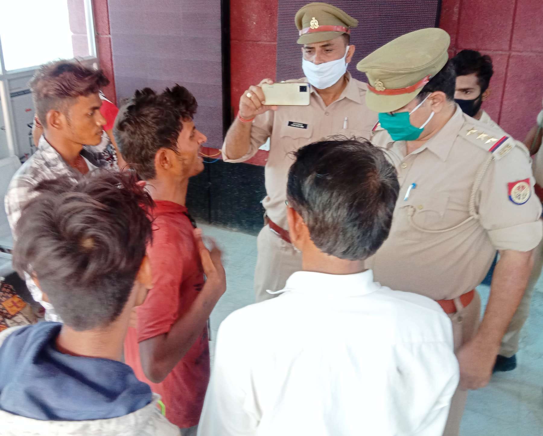 महोबा जनपद के थाना अजनर के पुरवा पनवाड़ी गांव की घटना के बाद जिला अस्पताल में जमीन के विवाद में हत? महोबा जनपद के थाना अजनर के पुरवा पनवाड़ी गांव की घटना के बाद जिला अस्पताल में जमीन के विवाद में हत?