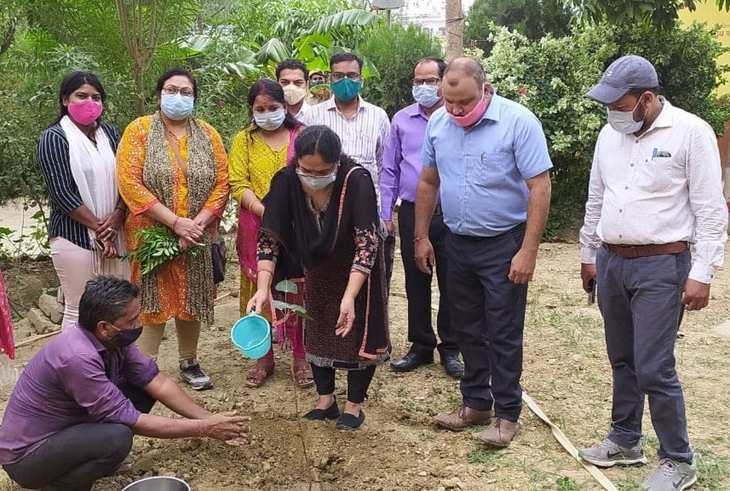 कस्तूरबा गांधी बालिका विद्यालय में पौधा लगातीं बीएसए कल्पना सिंह कस्तूरबा गांधी बालिका विद्यालय में पौधा लगातीं बीएसए कल्पना सिंह