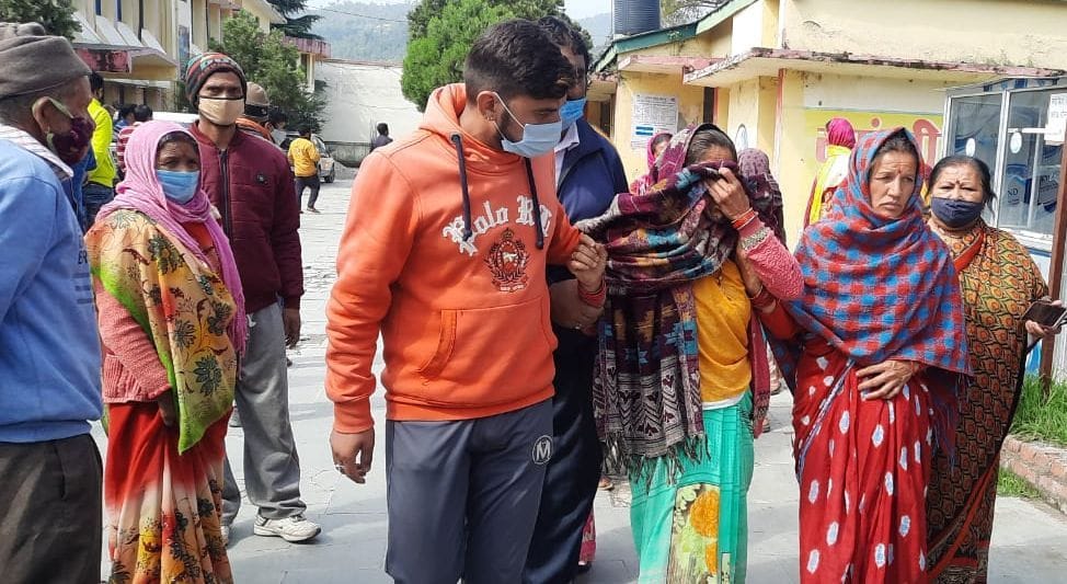 लोहाघाट जोड्या पाटन की किरन की संदिग्ध मौत के बाद विलाप करते परिजन।