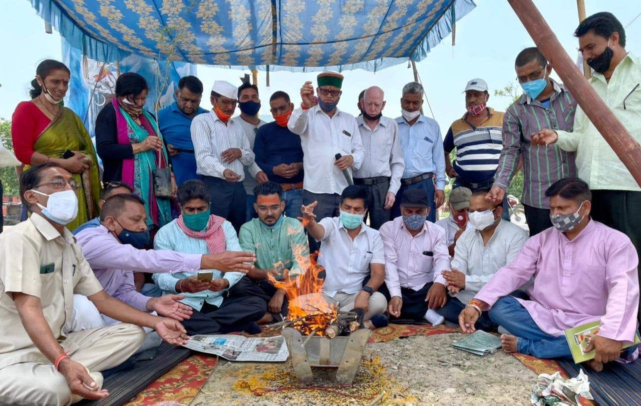   टोल प्लाजा के विरोध में क्षेत्रीय विधायक की बुद्धि-शुद्धि के लिए हवन करते सर्वदलीय संघर्ष समिति