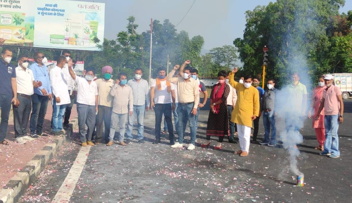   नेपाली फार्म में टोल प्लाजा नहीं बनने को लेकर नेपाली फार्म तिराहे पर आतिशबाजी करते भाजपा कार्यक