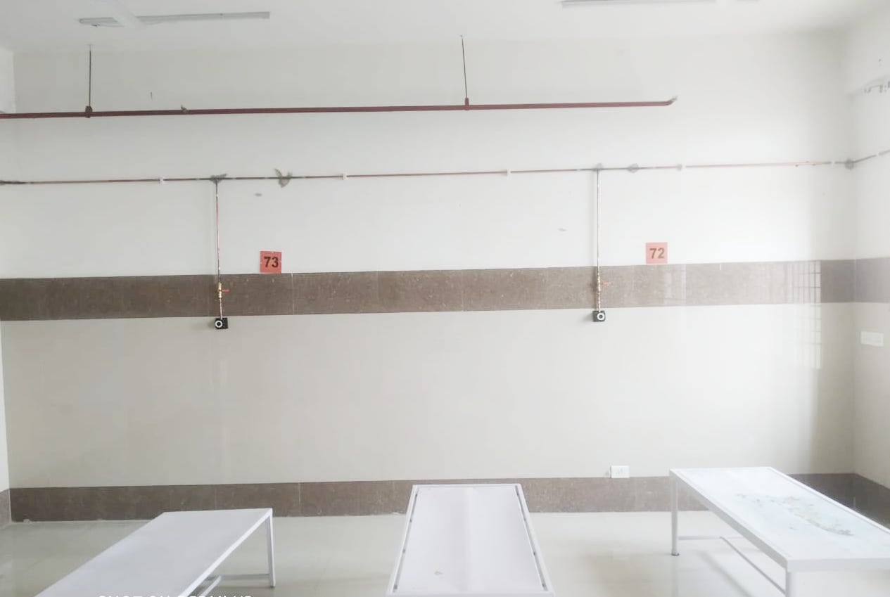 जिला महिला चिकित्सालय में बनाए जा रहे पीआईसीयू में बिछाई गई ऑक्सीजन की लाईन। जिला महिला चिकित्सालय में बनाए जा रहे पीआईसीयू में बिछाई गई ऑक्सीजन की लाईन।