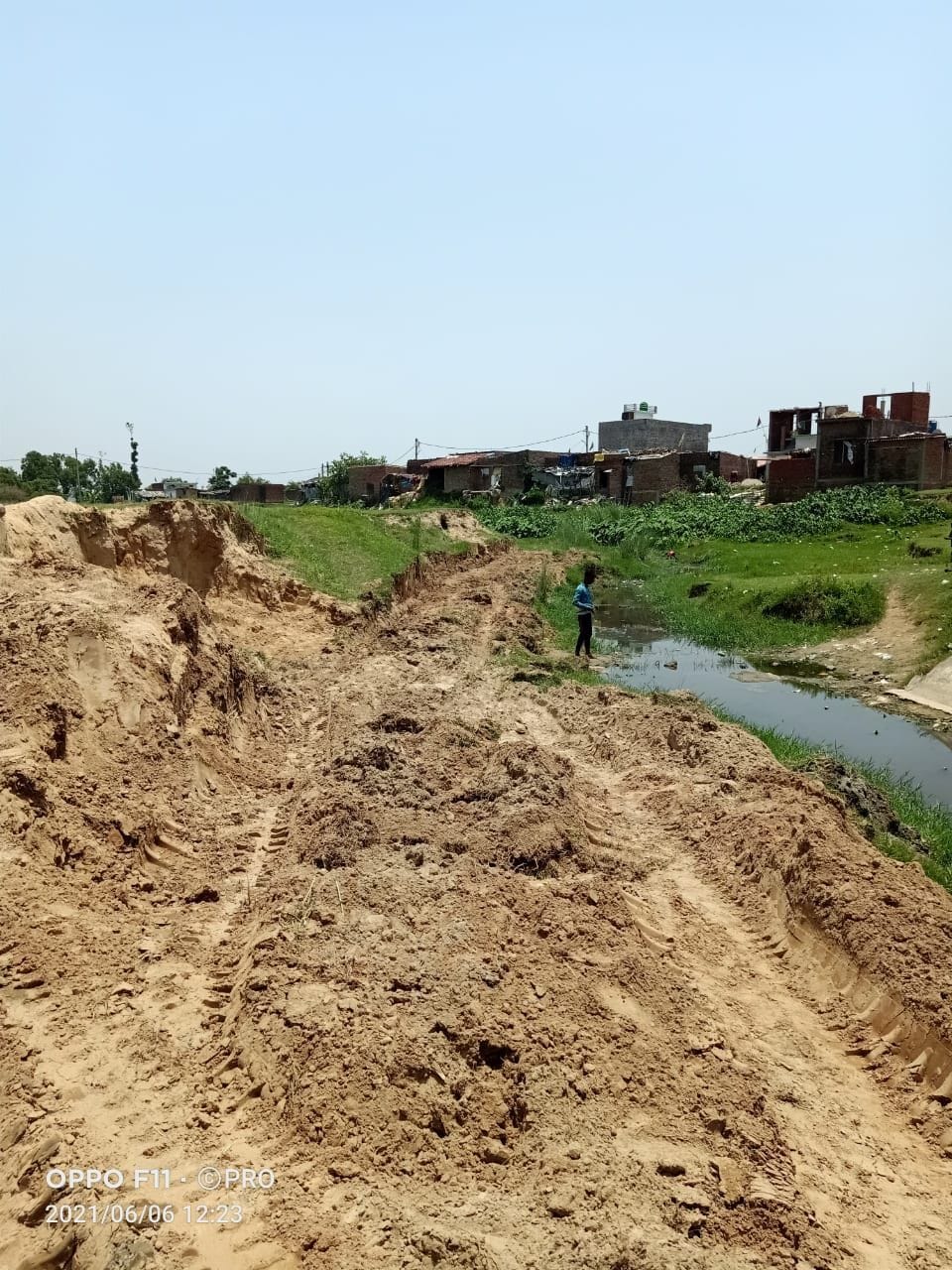 खटीमा के खकरा नाले में खनन कार्य करने वालों ने नाले के साइडों से खोदी गई मिट्टी। खटीमा के खकरा नाले में खनन कार्य करने वालों ने नाले के साइडों से खोदी गई मिट्टी।