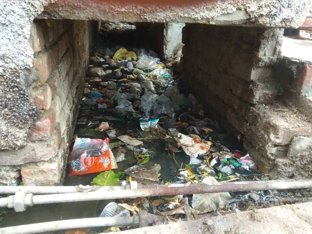  स्टेडियम के साथ से गुजरने वाले नाले में भरी गंदगी।