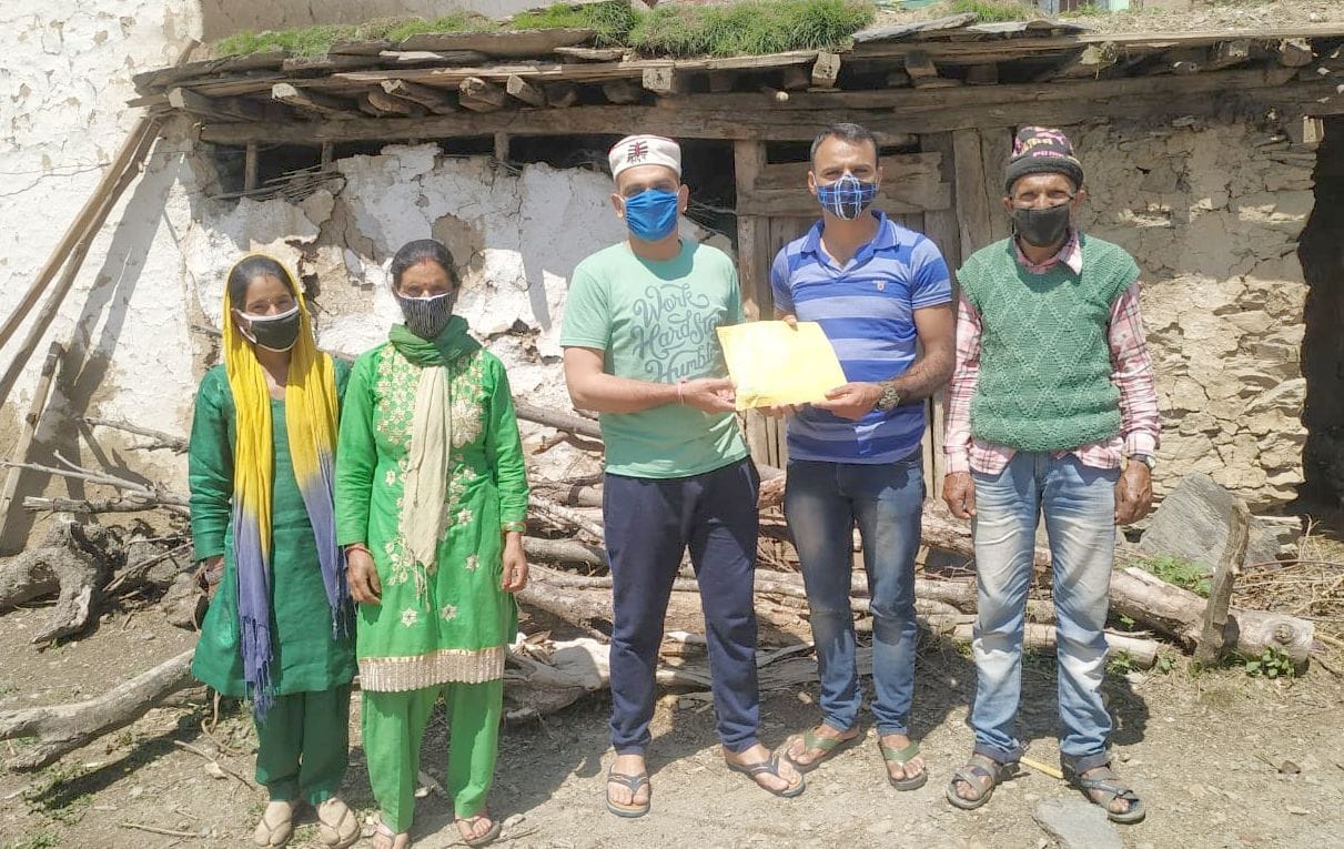 पंचायत झुलाड़ा के उपप्रधान कपिल शर्मा को ऑक्सीमीटर सौंपते युवक मंडल के सदस्य। पंचायत झुलाड़ा के उपप्रधान कपिल शर्मा को ऑक्सीमीटर सौंपते युवक मंडल के सदस्य।