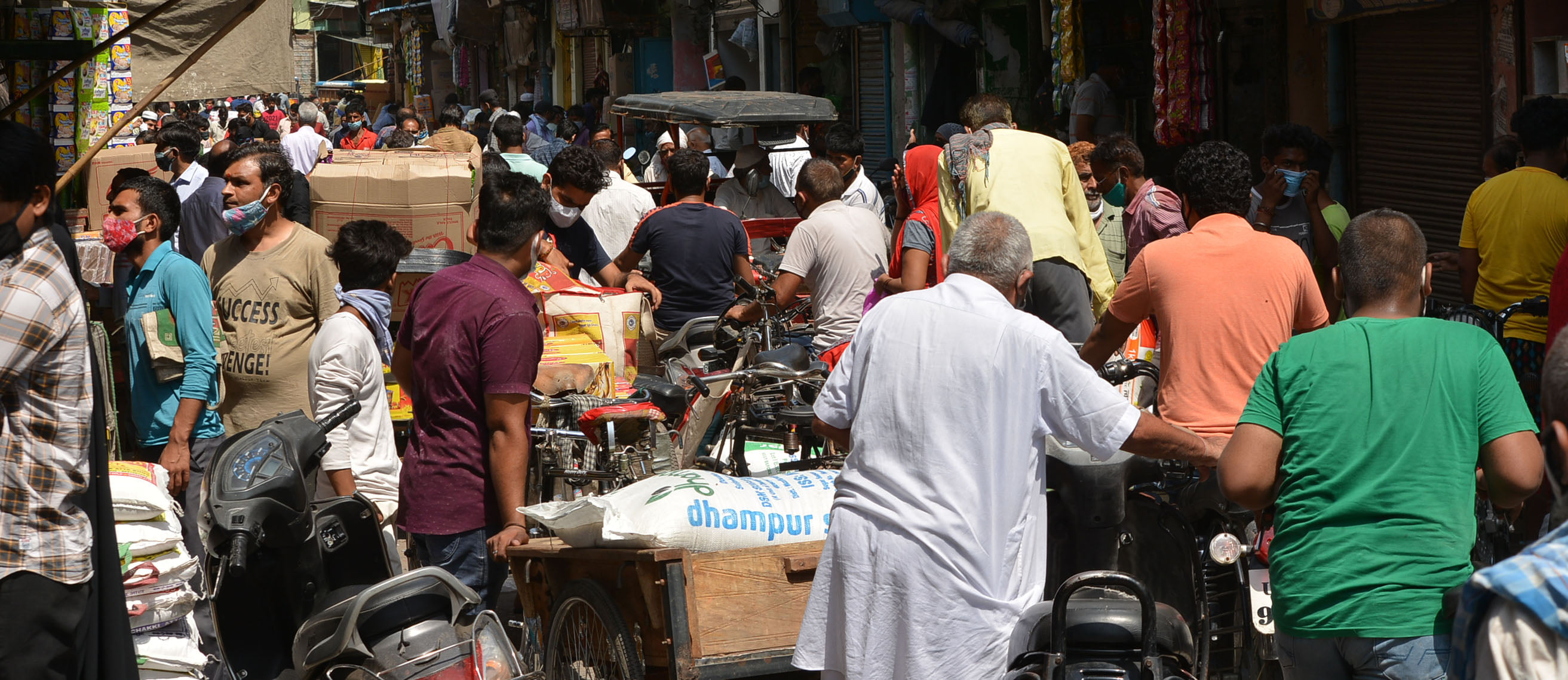 नगर की पान मंडी में खरीददारी को उमड़ी भीड़।