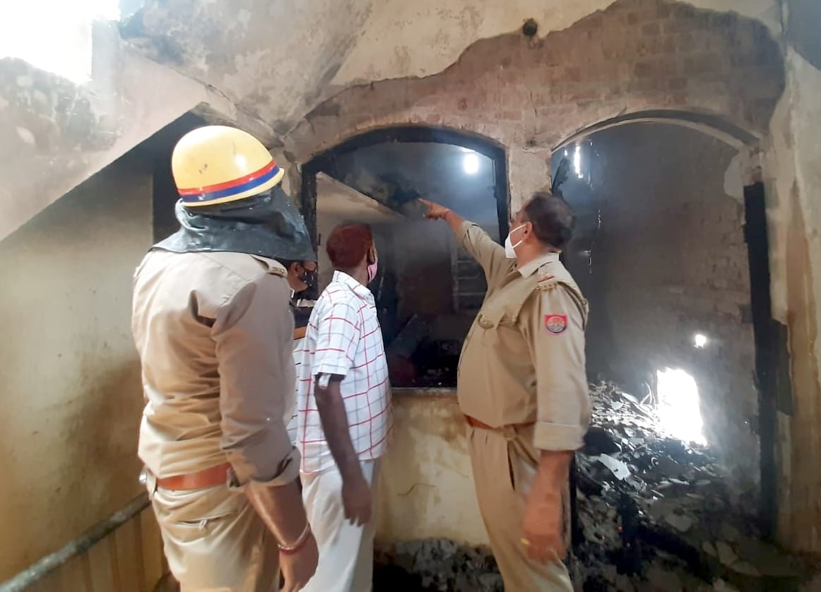 बिजनौर के स्योहारा में मछली बाजार में घर में आग से जला सामान देखती पुलिस। बिजनौर के स्योहारा में मछली बाजार में घर में आग से जला सामान देखती पुलिस।