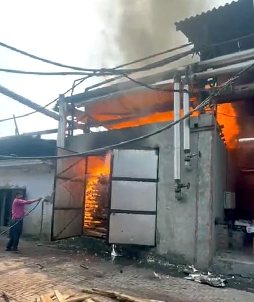 बिजनौर में मंगला प्लाईवुड फैक्ट्री में में लगी आग। बिजनौर में मंगला प्लाईवुड फैक्ट्री में में लगी आग।