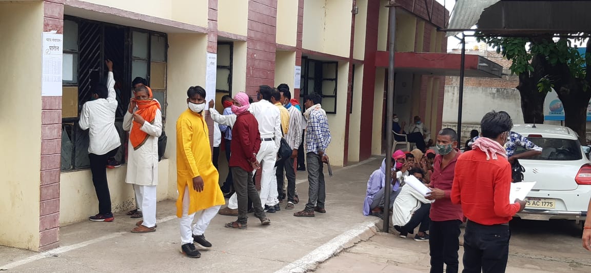 मड़ावरा ब्लाक में नामांकन करते प्रत्याशी मड़ावरा ब्लाक में नामांकन करते प्रत्याशी