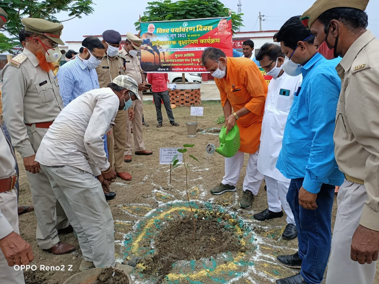 पूर्व माध्यमिक सिलावन में पौधरोपण करते राज्यमंत्री मनोहरलाल पंथ पूर्व माध्यमिक सिलावन में पौधरोपण करते राज्यमंत्री मनोहरलाल पंथ