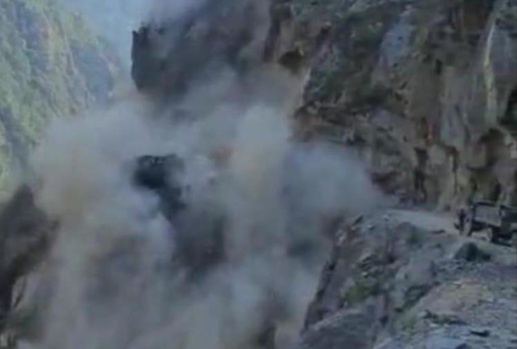 Uttarakhand News: Rishikesh Badrinath Highway Closed Due To Debris - उत्तराखंड : ऋषिकेश-बदरीनाथ राष्ट्रीय राजमार्ग पर जेसीबी मशीन पर पहाड़ी से गिरा मलबा, चालक गंभीर घायल - Vimarsana News