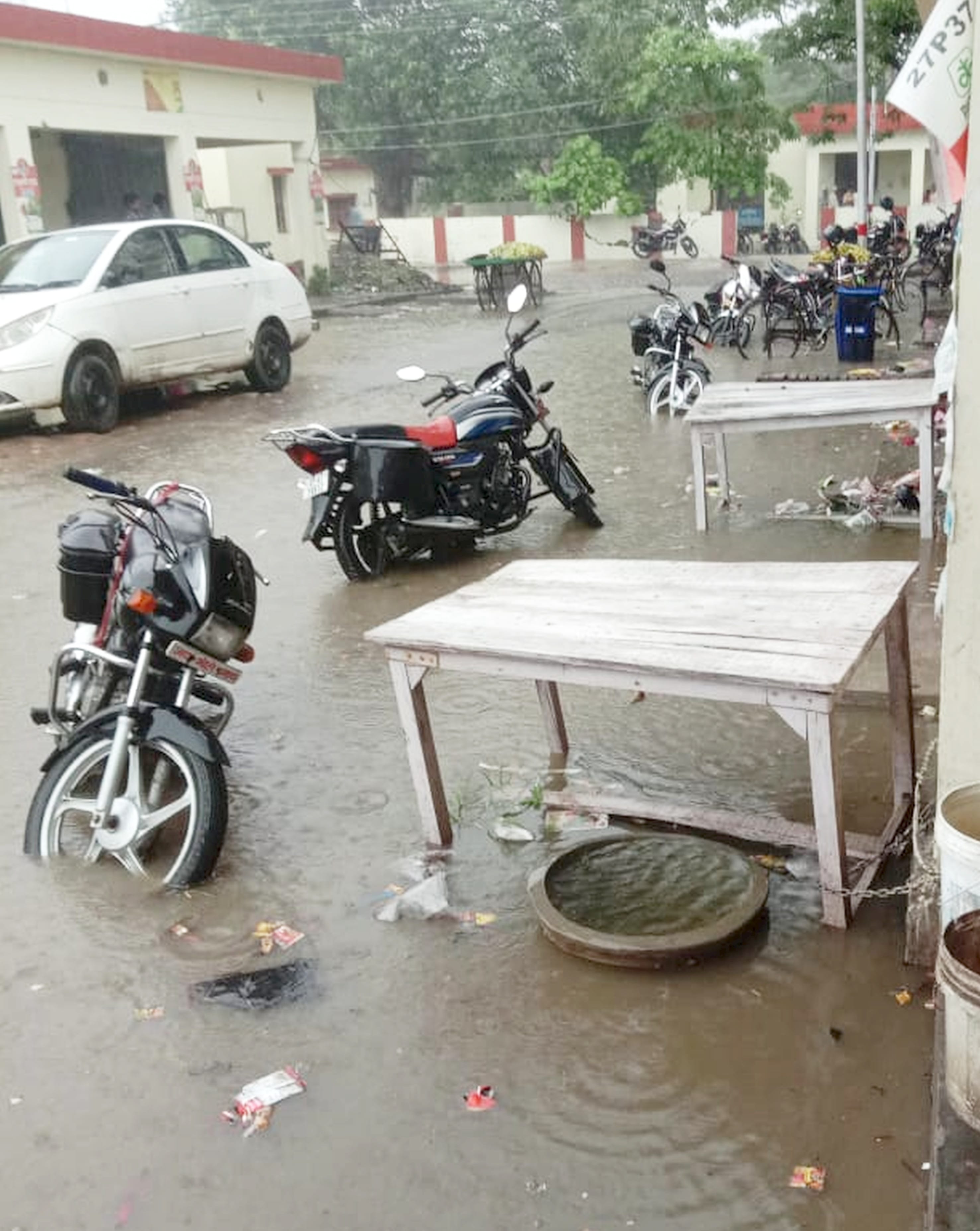 फोटो-3-बलरामपुर के मंडी समिति में बारिश के चलते हुआ जलभराव।(संवाद)