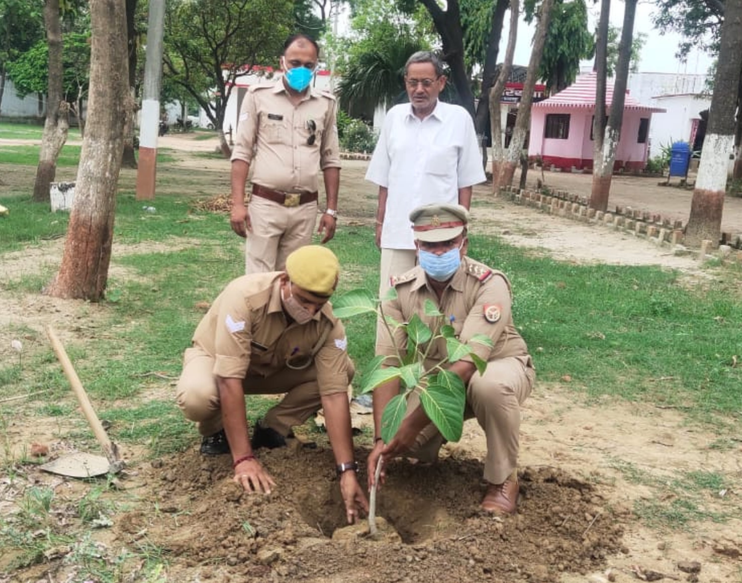 फोटो-5-बलरामपुर के हरैया थाने में पौधरोपण करते पुलिसकर्मी।(संवाद) फोटो-5-बलरामपुर के हरैया थाने में पौधरोपण करते पुलिसकर्मी।(संवाद)