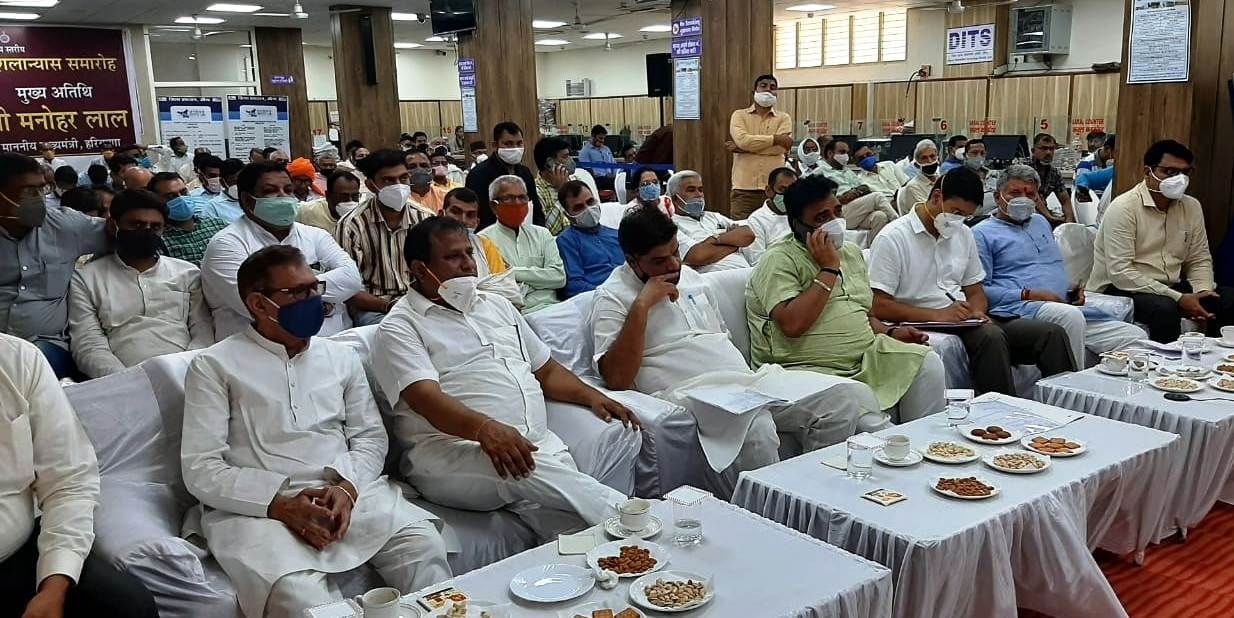बिना शारीरिक दूरी के कार्यक्रम में बैठे अधिकारी और नेता। अमर उजाला बिना शारीरिक दूरी के कार्यक्रम में बैठे अधिकारी और नेता। अमर उजाला