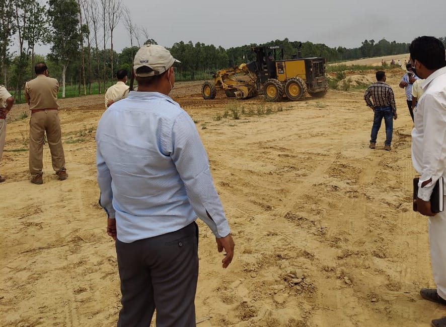 नजीबाबाद के नंगला पिथौरा में हाईवे भूमि प्रकरण का निस्तारण कराते एसडीएम। नजीबाबाद के नंगला पिथौरा में हाईवे भूमि प्रकरण का निस्तारण कराते एसडीएम।