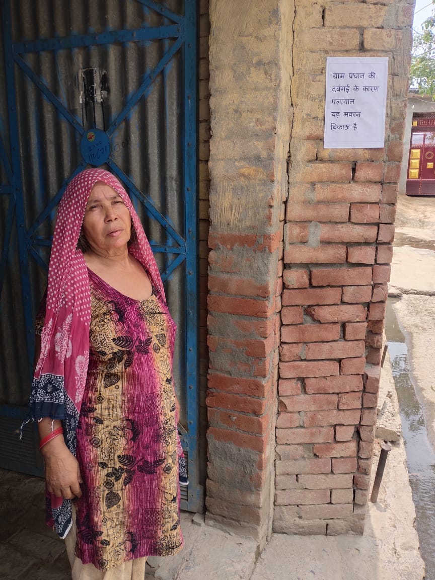 शामली : बाबरी के गोगवान जलालपुर में मकान के बाहर चस्पा पलायन का पोस्टर।