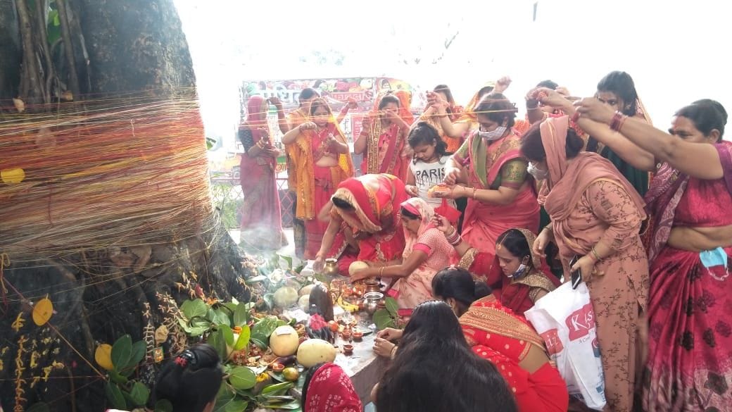 खटीमा में वार्ड संख्या 13 में वट सावित्री की पूजा-अर्चना करतीं महिलाएं। खटीमा में वार्ड संख्या 13 में वट सावित्री की पूजा-अर्चना करतीं महिलाएं।
