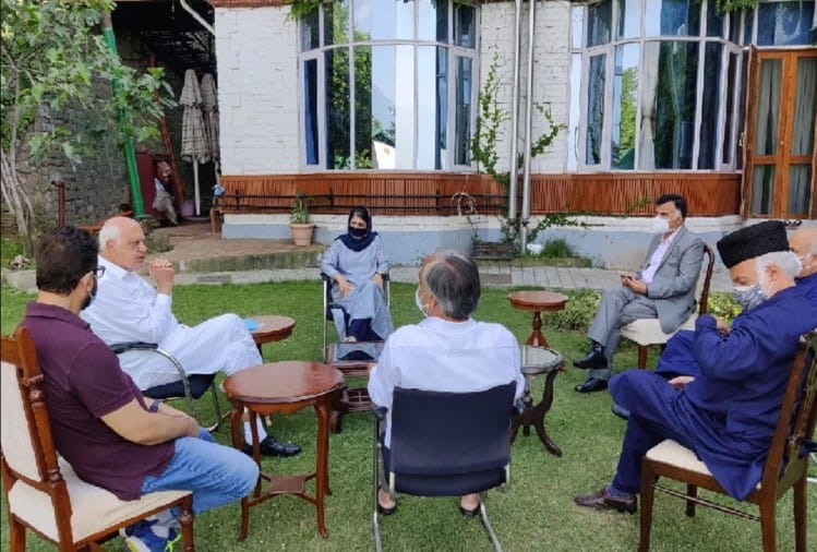 सियासी हलचल : जम्मू-कश्मीर में बदलाव की चर्चा, दिल्ली पहुंचे अब्दुल्ला