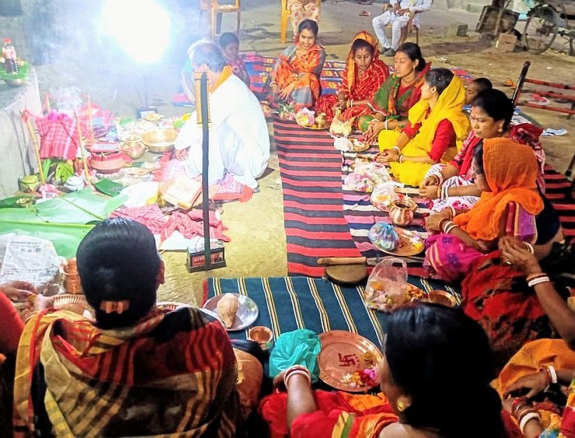 दिनेशपुर में वट सावित्री पर्व पर पूजा-अर्चना करतीं महिलाएं। दिनेशपुर में वट सावित्री पर्व पर पूजा-अर्चना करतीं महिलाएं।