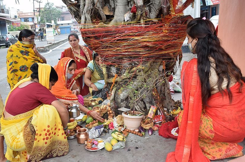 रुद्रपुर में वट सावित्री की पूजा-अर्चना करतीं महिलाएं। रुद्रपुर में वट सावित्री की पूजा-अर्चना करतीं महिलाएं।