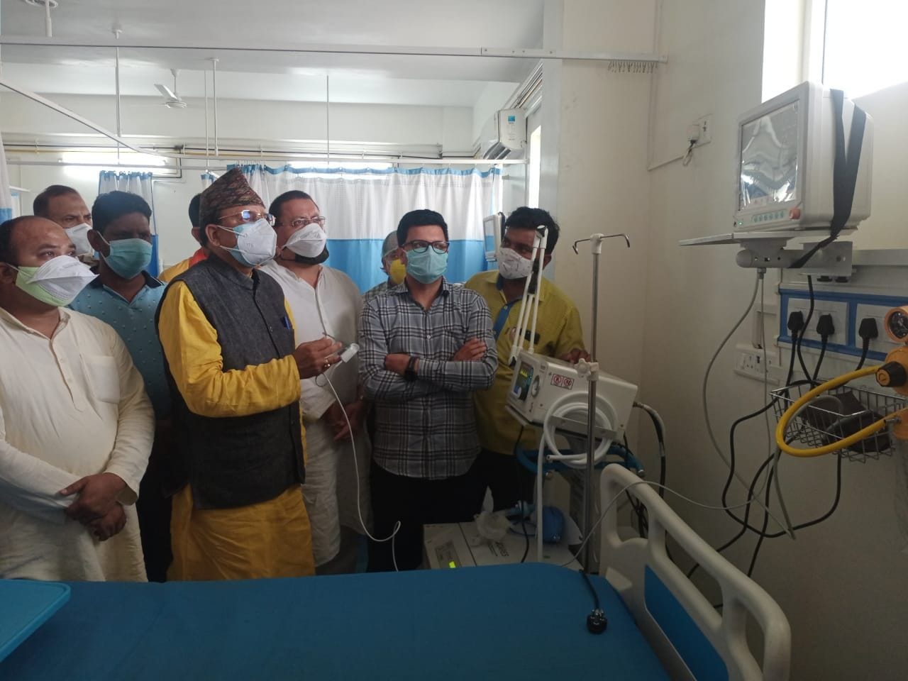 खटीमा में नागरिक अस्पताल में आईसीयू का निरीक्षण करते सांसद अजय भट्ट।