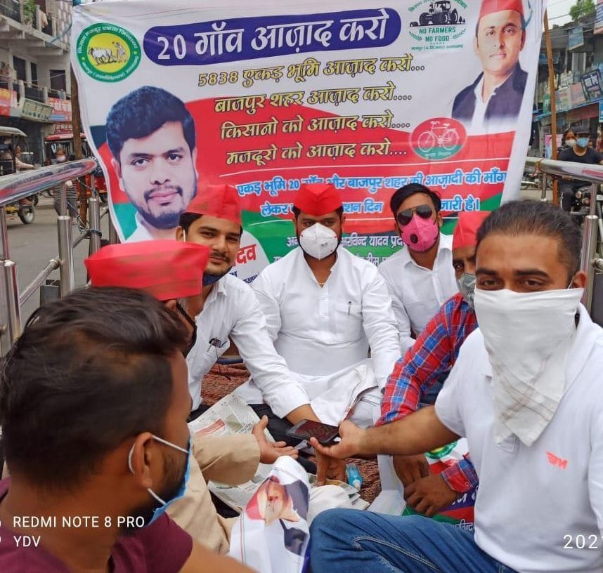 बाजपुर शहीद भगत सिंह चौक पर क्रमिक अनशन पर बैठे सपा कार्यकर्ता। बाजपुर शहीद भगत सिंह चौक पर क्रमिक अनशन पर बैठे सपा कार्यकर्ता।