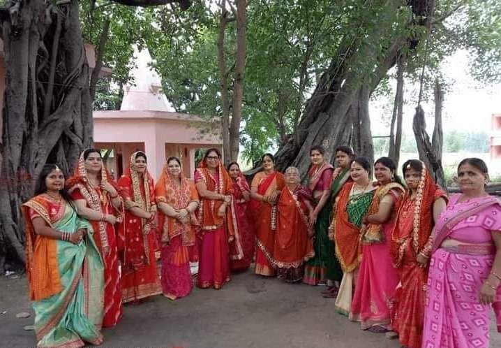 बंडिया के शिव मंदिर में वट सावित्री के मौके पर एकत्र महिलाएं। बंडिया के शिव मंदिर में वट सावित्री के मौके पर एकत्र महिलाएं।