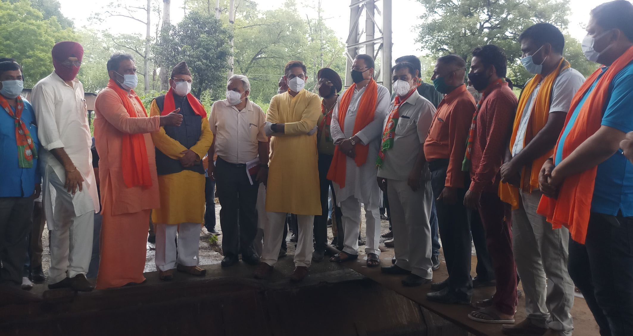 सितारगंज में बंद चीनी मिल का निरीक्षण करते गन्ना विकास एवं चीनी उद्योग मंत्री यतीश्वरानंद, सांस?