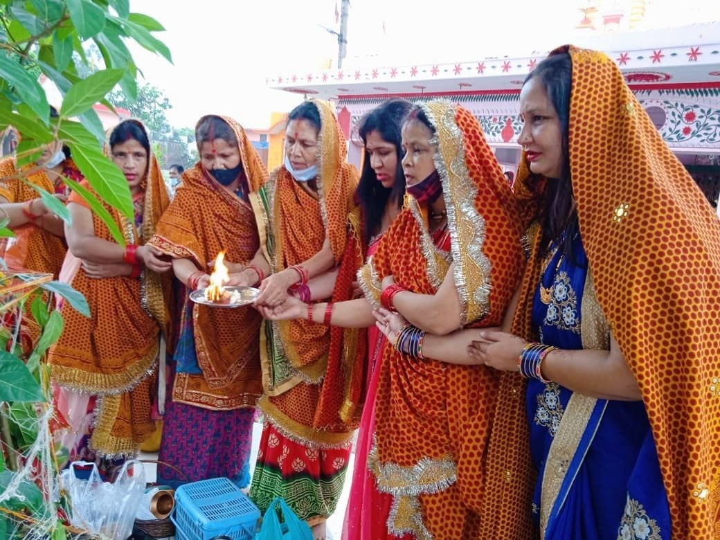 बाजपुर के शिव मंदिर में वट वृक्ष की पूजा करतीं सुहागिन महिलाएं। बाजपुर के शिव मंदिर में वट वृक्ष की पूजा करतीं सुहागिन महिलाएं।