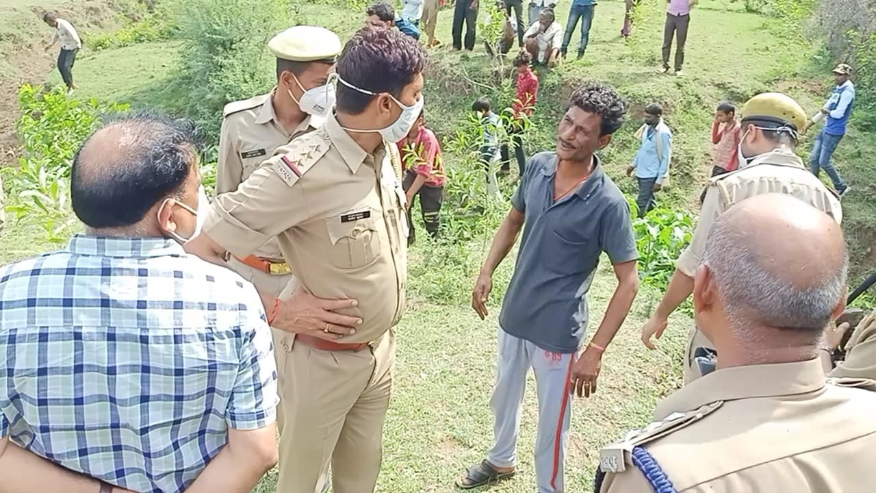 घटना के संबंध में मौके पर ग्रामीण से पूछताछ करते थानाध्यक्ष व सीओ।