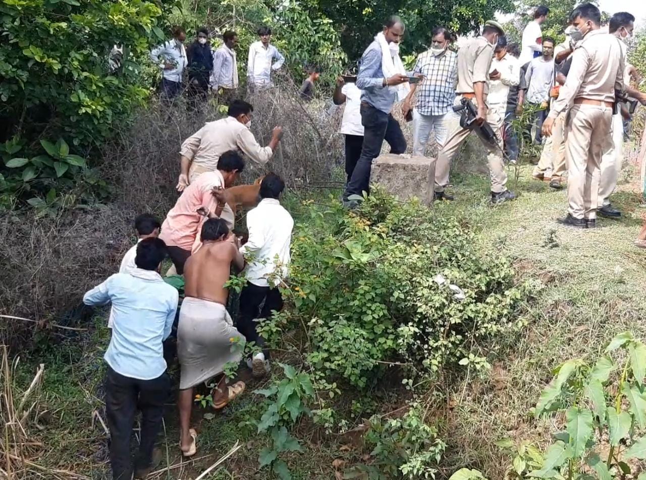 मृतका लक्ष्मी के शव को उठाते ग्रामीण व मौके पर मौजूद एसडीएम व पुलिस कर्मचारी।