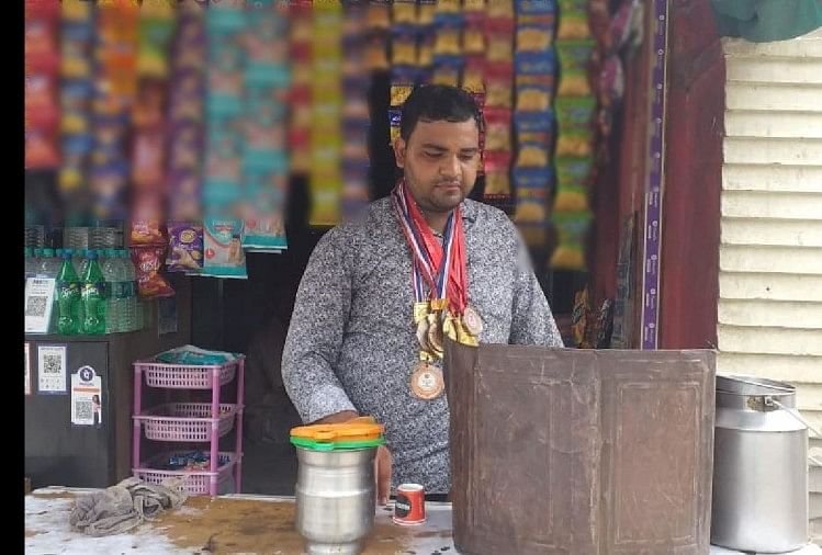 World Karate Champion Selling Tea In Mathura - मथुरा: 28 साल की उम्र में  जीते 60 पदक, अब चाय बेचने को मजबूर हुआ विश्व कराटे चैंपियन - Amar Ujala  Hindi News Live