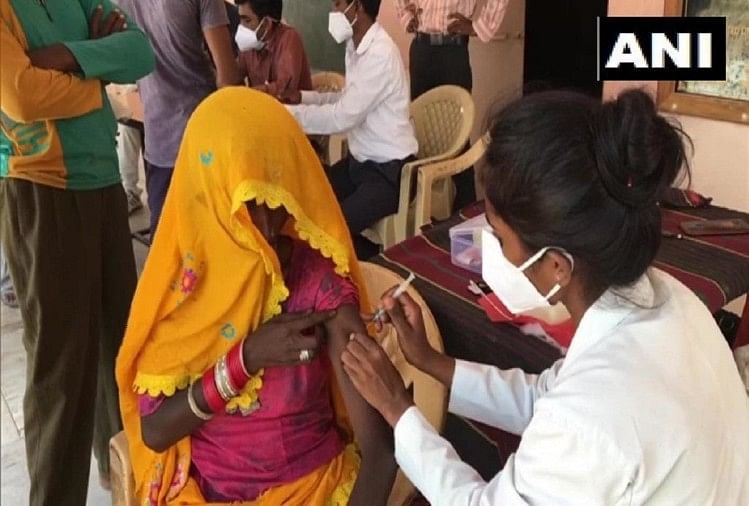 Des personnes originaires du Pakistan ont pris leur premier vaccin contre le coronavirus à Jodhpur Rajasthan et remercient le gouvernement
