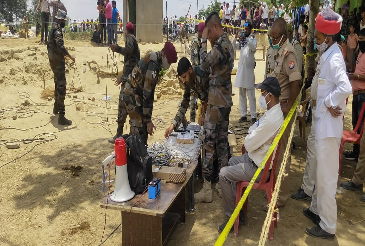 Agra: 100 फीट गहरे बोरवेल में गिरा चार साल का मासूम, बचाव कार्य में लगी सेना