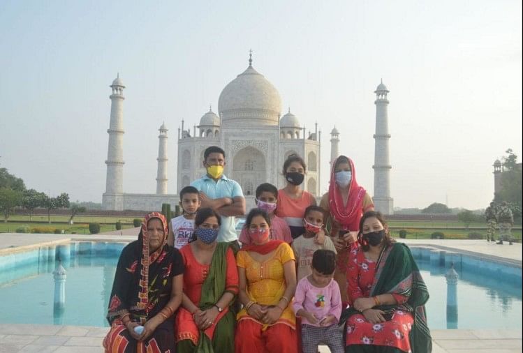 ताजमहल खुलने के बाद डायना बेंच पर फोटो खिंचाता एक परिवार