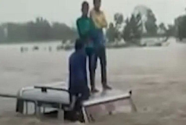 वायरल वीडियो: भारी बारिश के चलते गंडक में बह गई एसयूवी, रस्सी की मदद से गांव वालों ने बचाई ड्राइवर की जान बिहार में गंडक नदी में फंसी एसयूवी